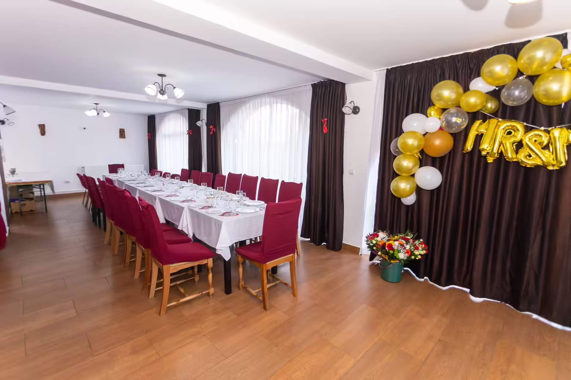 Salon de evenimente decorat pentru aniversare la Casa Leu Salon de evenimente decorat pentru aniversare la Casa Leu