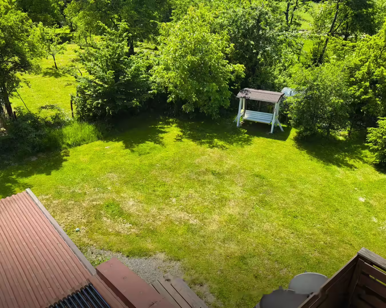Grădina verde a Pensiunii Ana din Viștișoara, cu bancă pentru relaxare Grădina verde a Pensiunii Ana din Viștișoara, cu bancă pentru relaxare