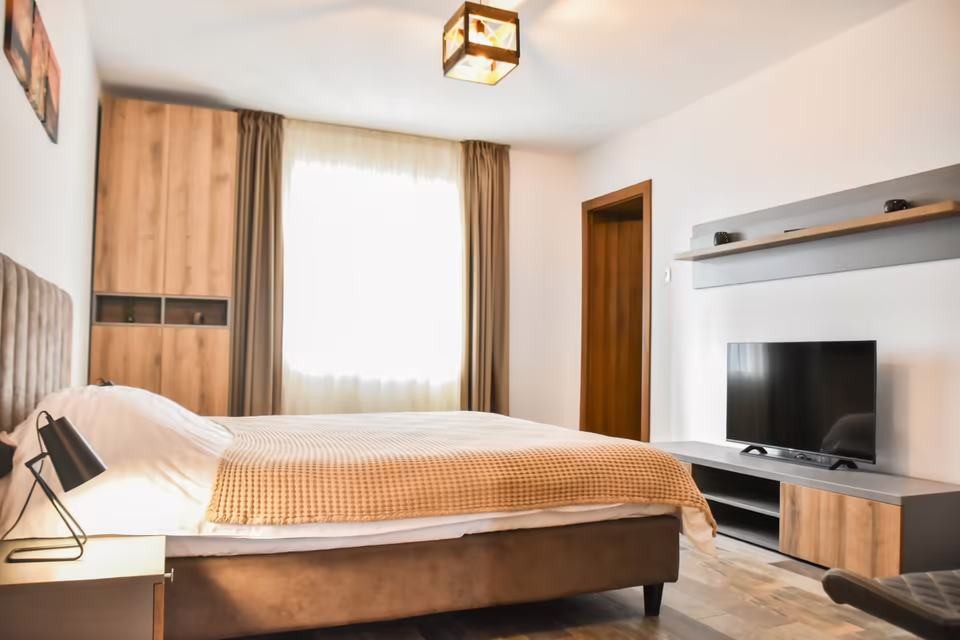 Dormitor cu pat matrimonial și multă lumină naturală la Berg House 31 Săcele Dormitor cu pat matrimonial și multă lumină naturală la Berg House 31 Săcele
