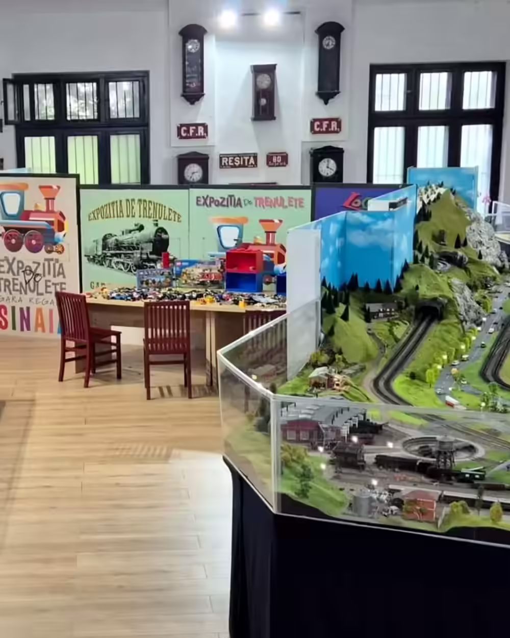 Sala expoziției de trenulețe din Gara Regală Sinaia