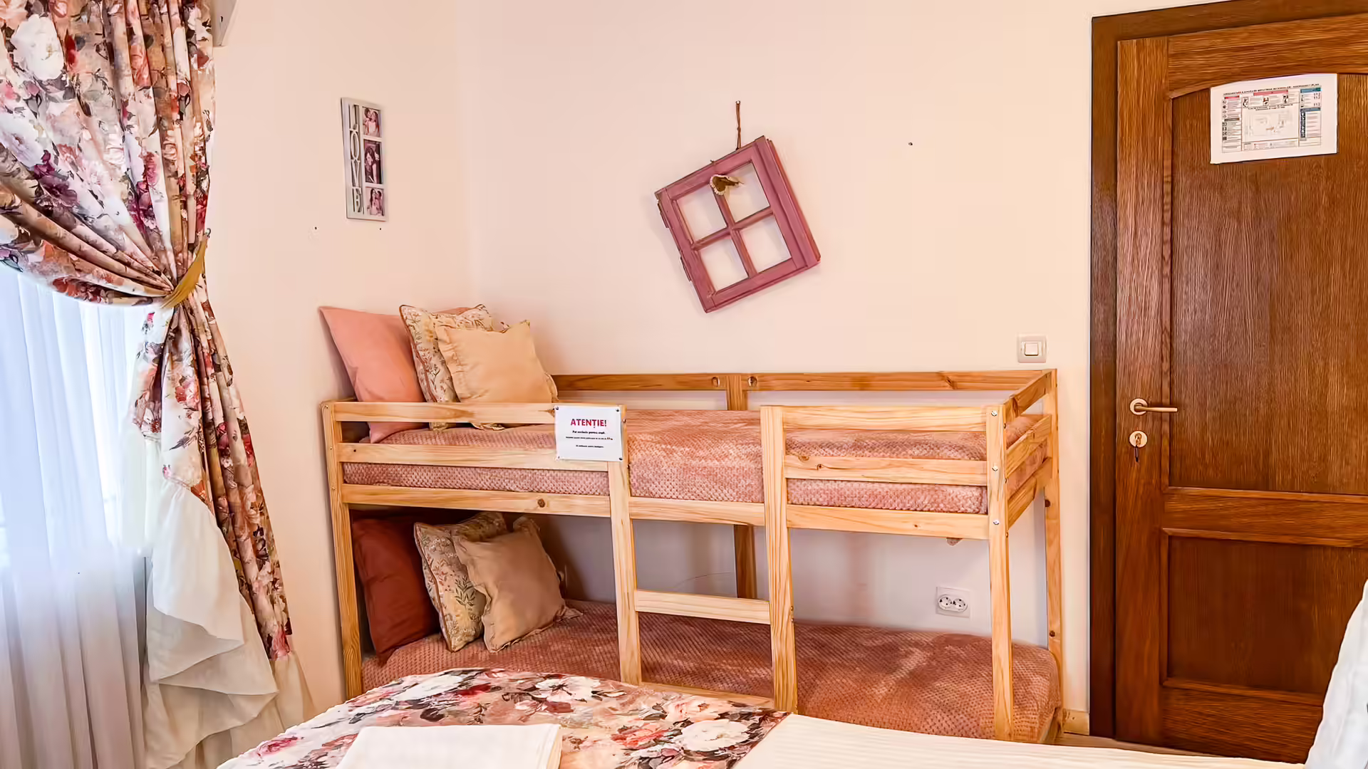 Cameră cu pat supraetajat pentru copii la Casa Georgea
