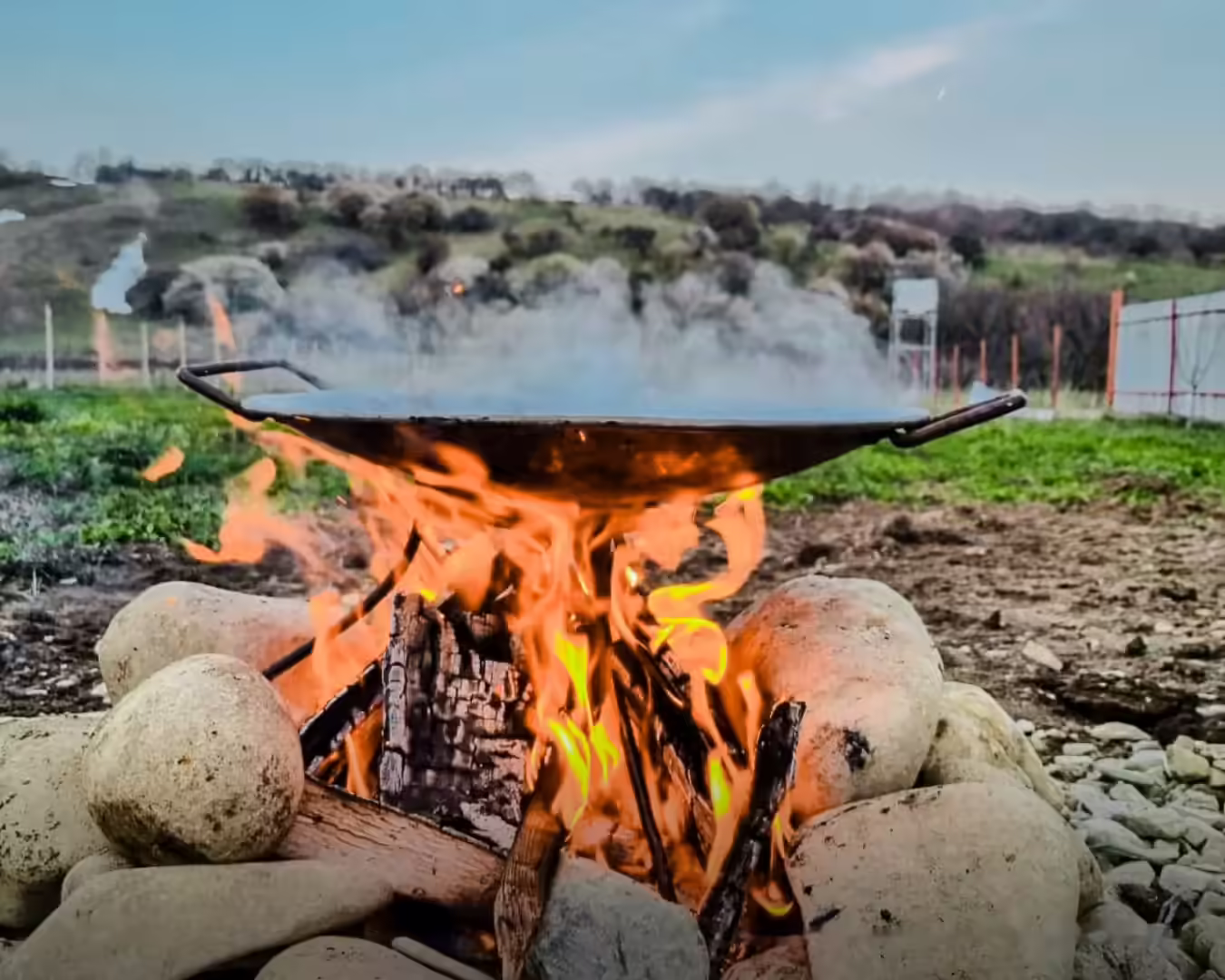 Ceaun la foc în curtea Vilei Kalibu, Neamț