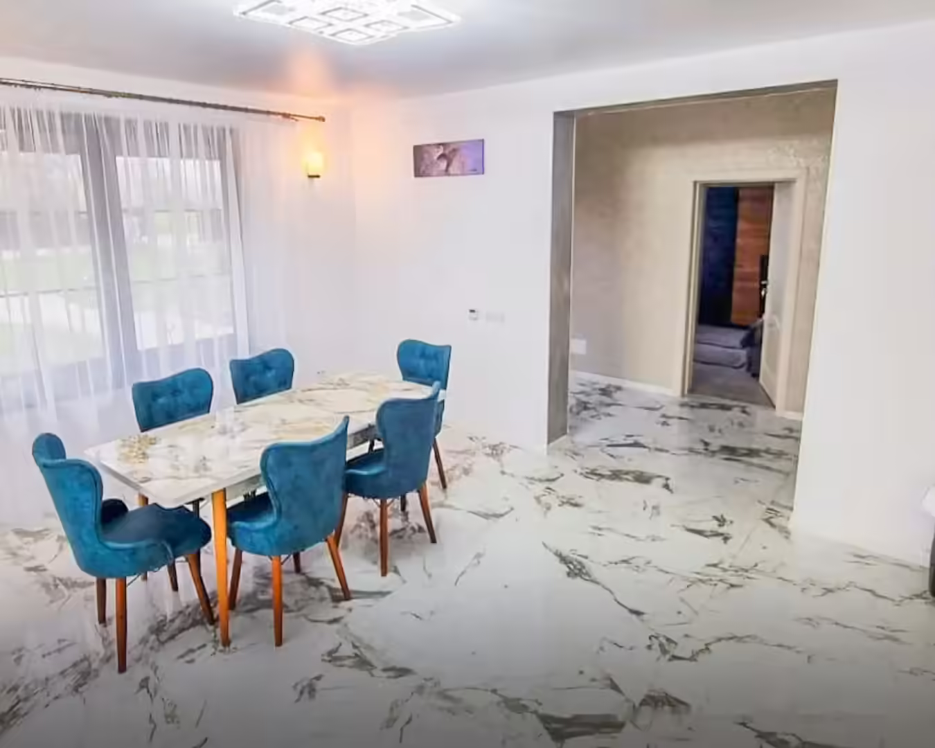 Masă de luat masa la Vila Kalibu din Girov, Neamț