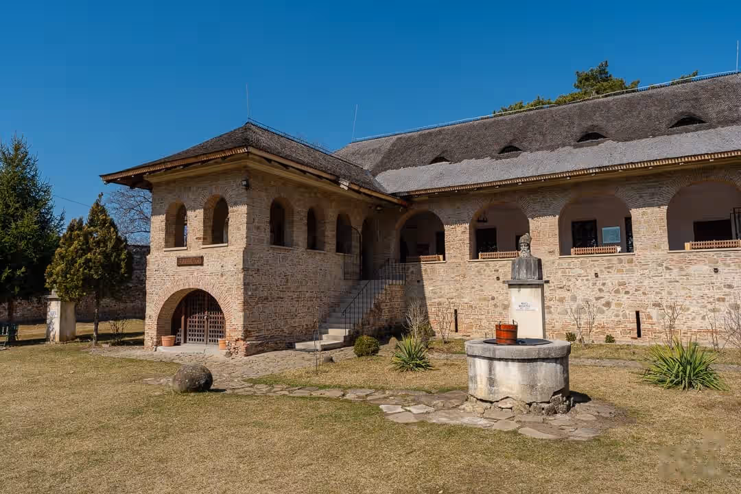 Casa Domnească Brebu cu fântâna din piatră în curtea interioară