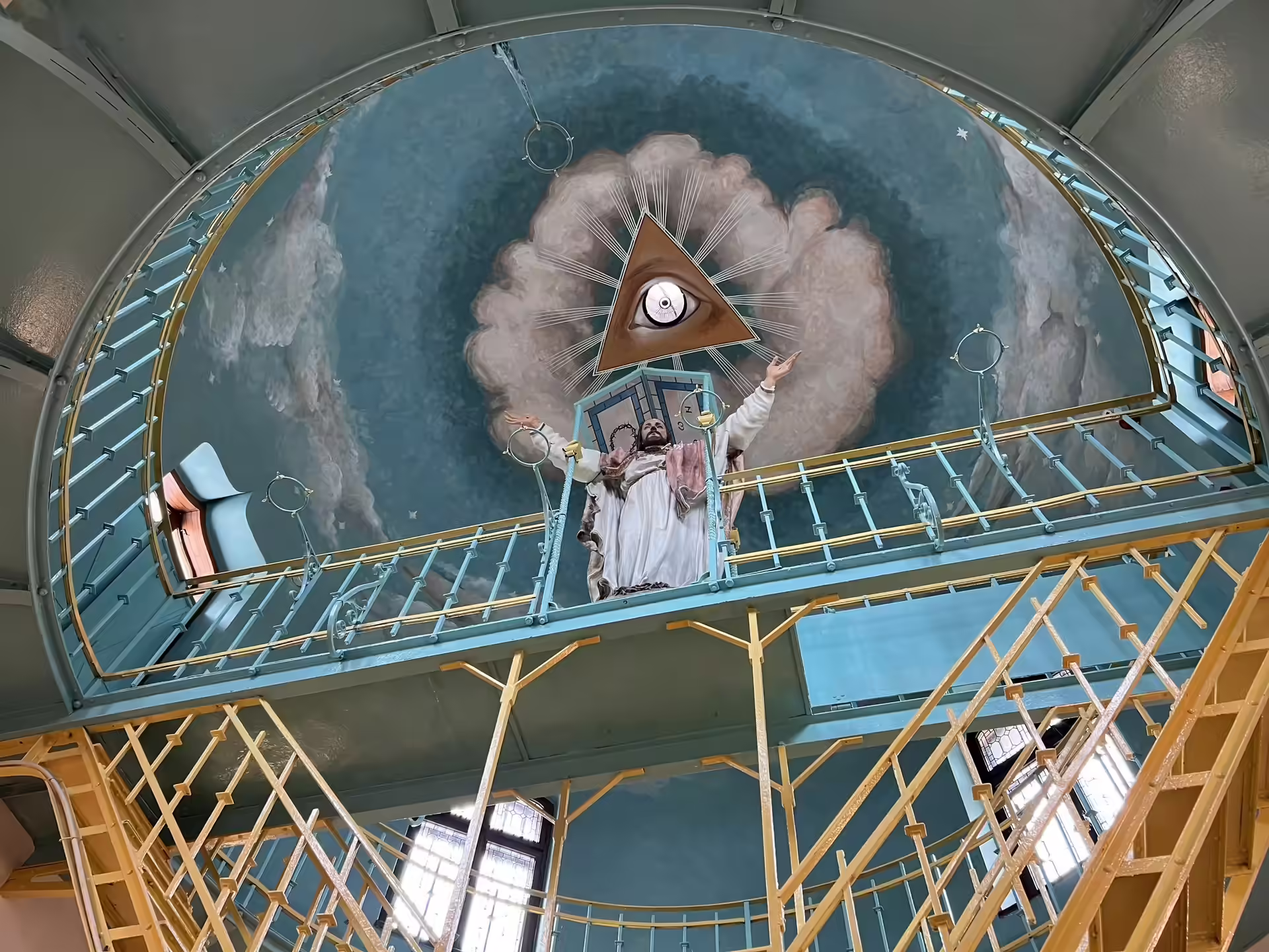 Domul pictat cu ochiul divin și statuia Mântuitorului, Castelul Iulia Hasdeu Domul pictat cu ochiul divin și statuia Mântuitorului, Castelul Iulia Hasdeu