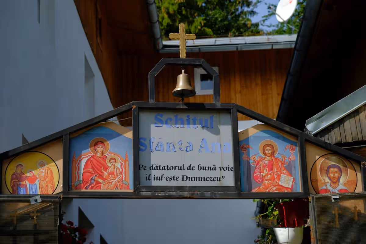 Icoane pictate deasupra intrării la Schitul Sfânta Ana