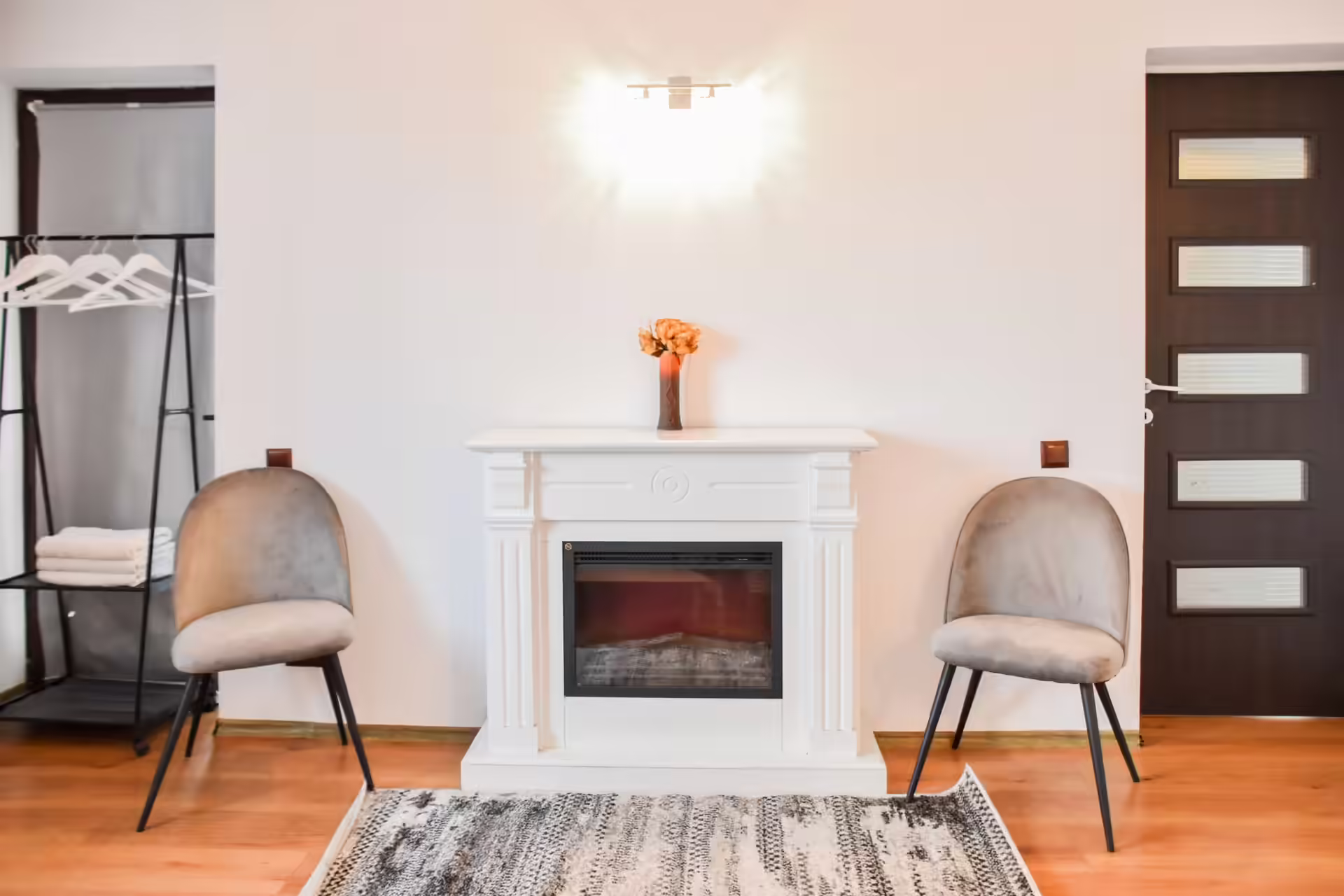 Cameră cu șemineu decorativ și fotolii la Vila Mik Guesthouse Cameră cu șemineu decorativ și fotolii la Vila Mik Guesthouse