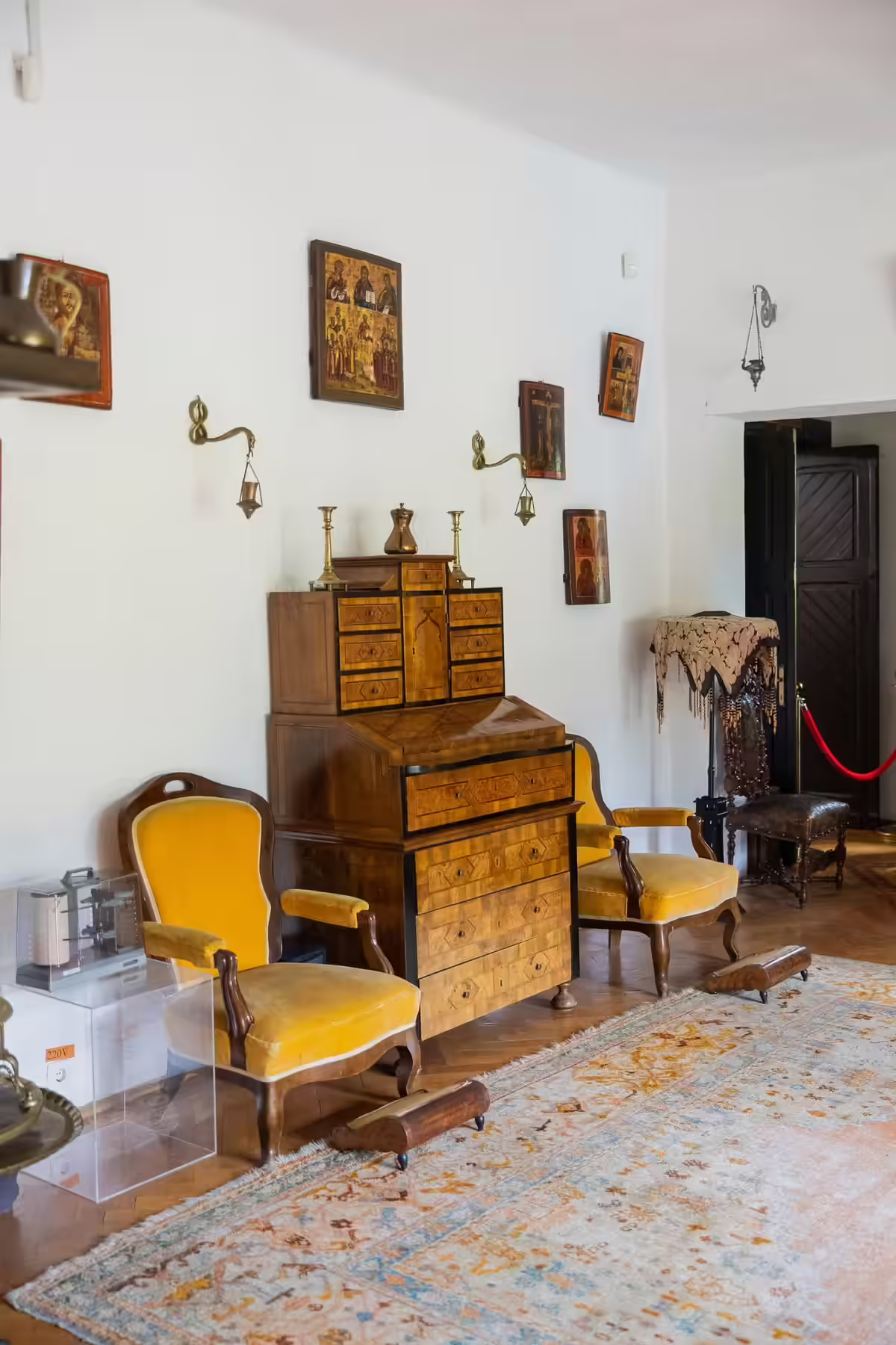 Mobilier de epocă din Casa Memorială George Enescu din Sinaia