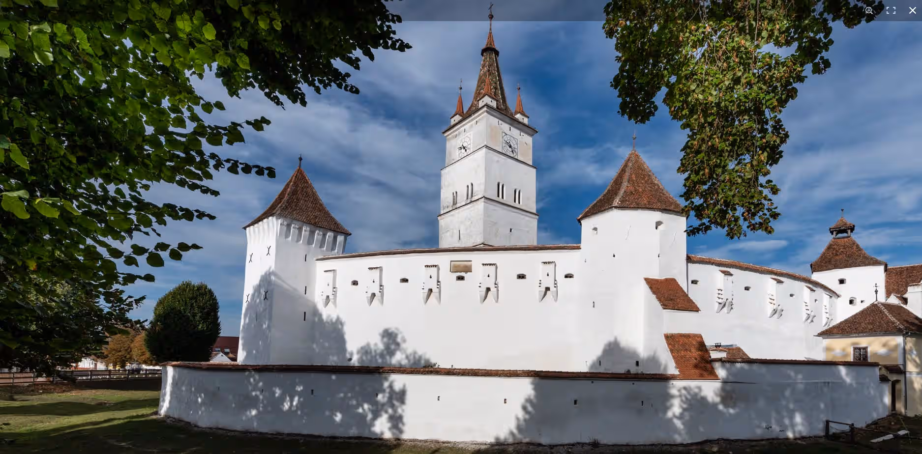 Zidurile albe și turnul clopotniță al Bisericii Fortificate Hărman