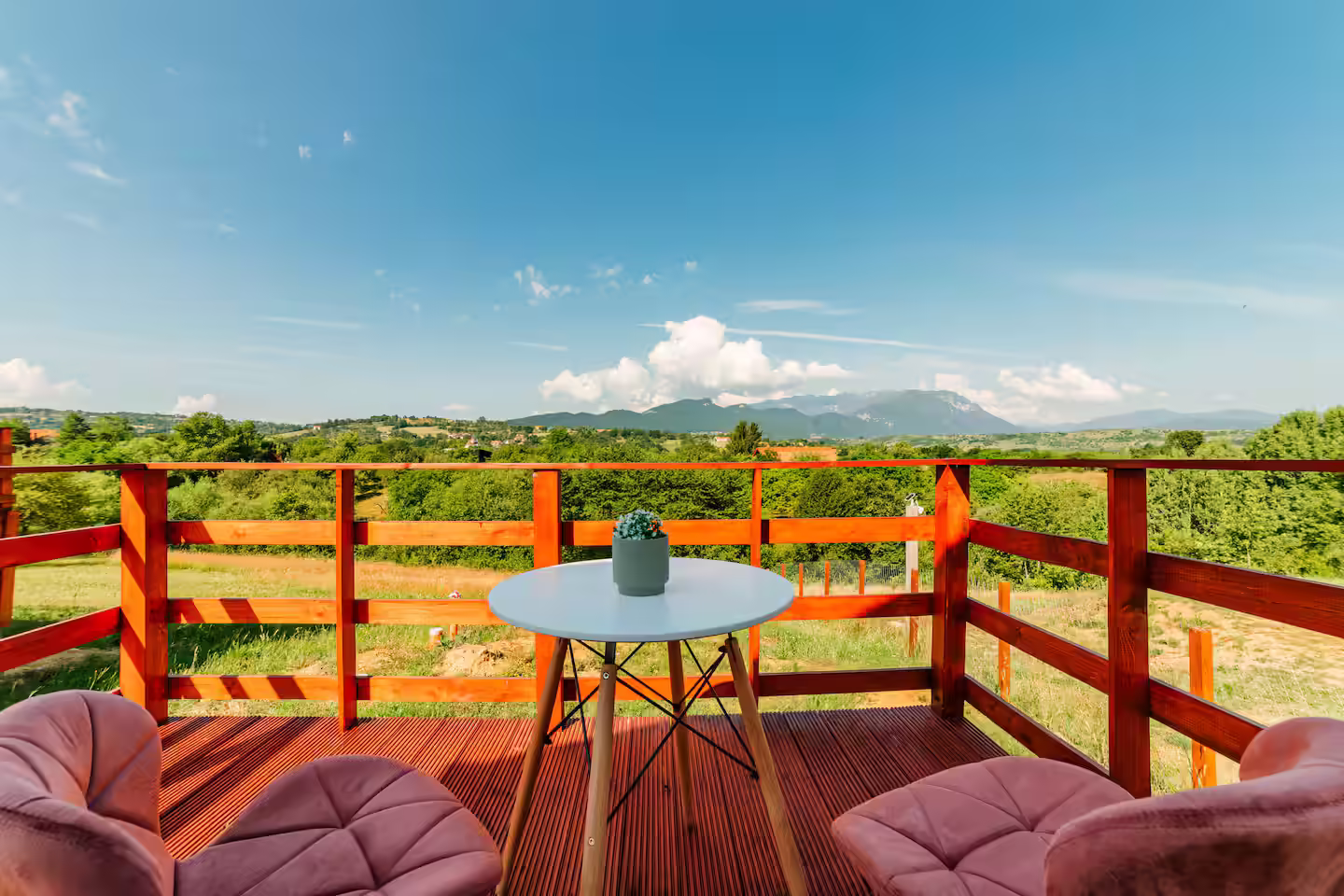 Masă pe terasa privată a cabanei SkyAtlas Hideaway, cu priveliște spre Piatra Craiului Masă pe terasa privată a cabanei SkyAtlas Hideaway, cu priveliște spre Piatra Craiului