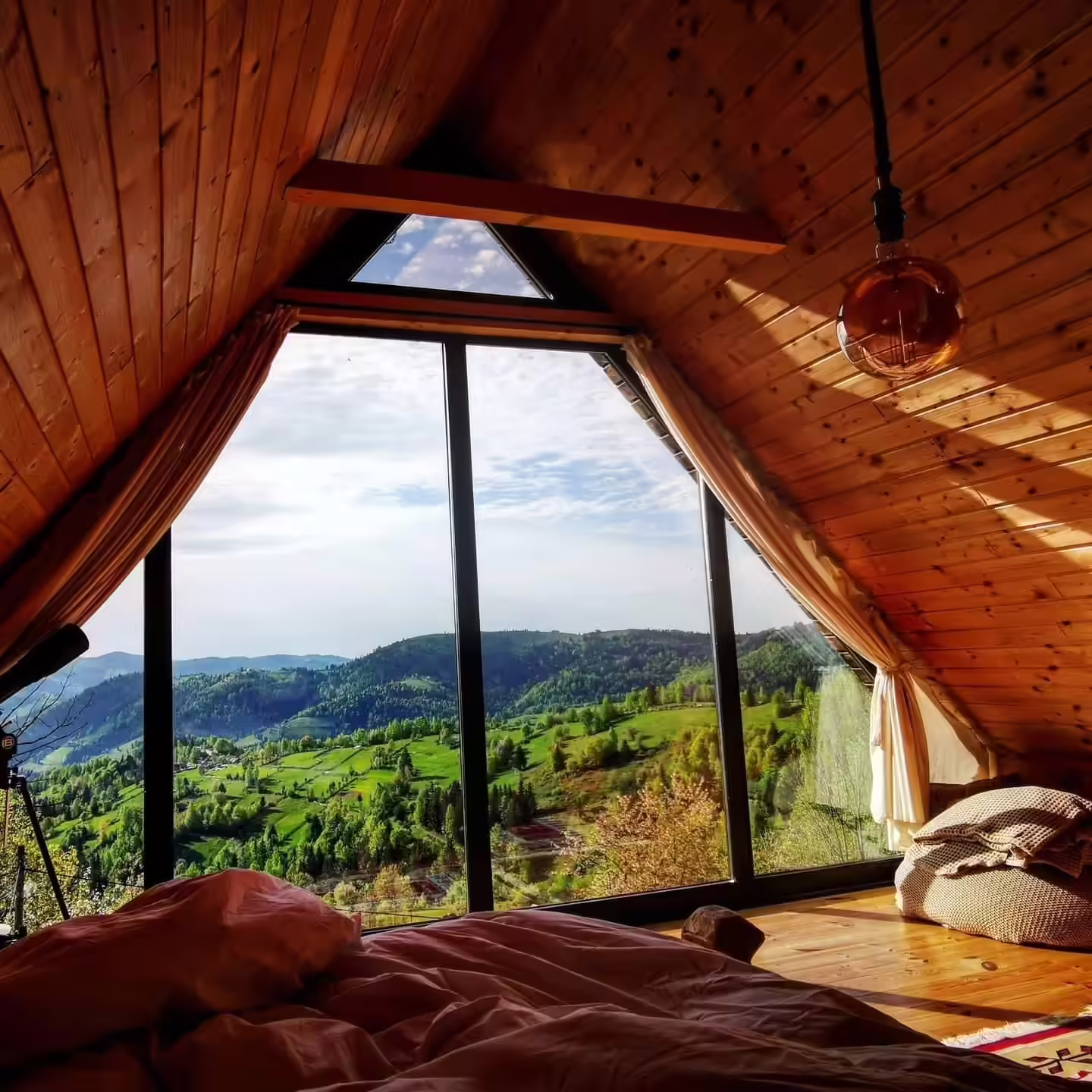 Dormitor cu fereastră panoramică spre crestele Apusenilor, La Noi La Munte Dormitor cu fereastră panoramică spre crestele Apusenilor, La Noi La Munte