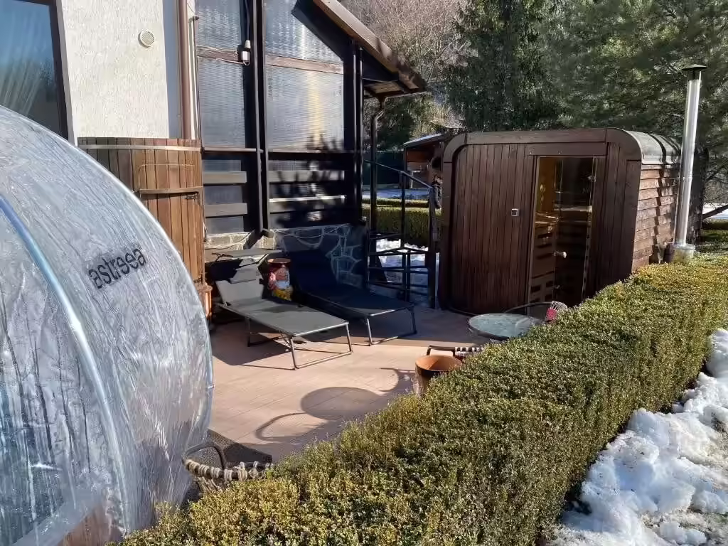Ciubăr exterior și saună tip butoi la Casa Florox, Sinaia