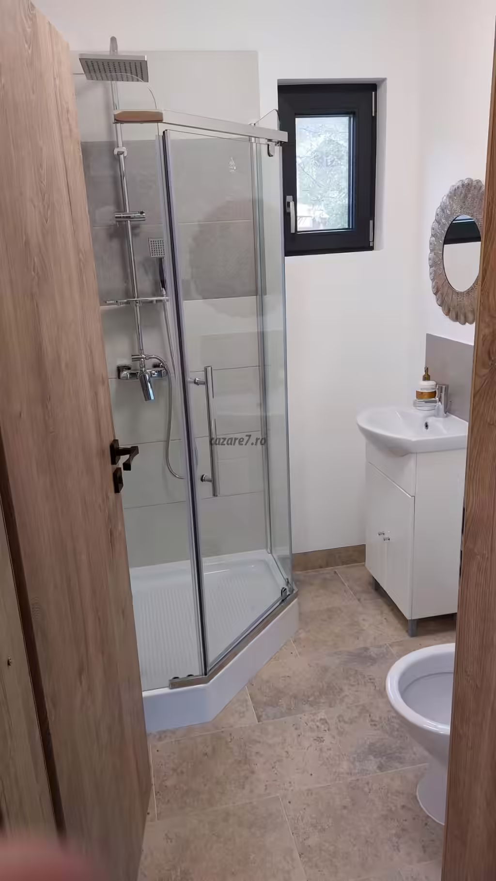 Baie cu cabină de duș la Cabana A-frame Nis Baie cu cabină de duș la Cabana A-frame Nis