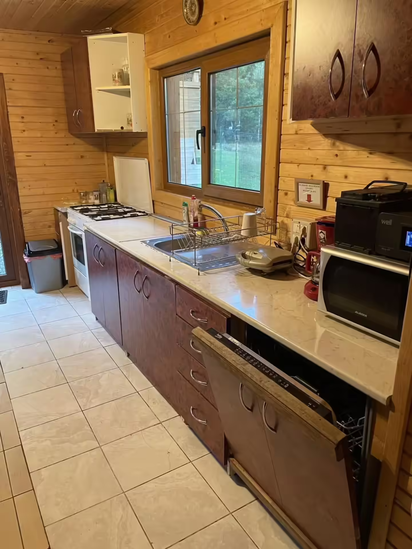 Bucătărie complet utilată cu plită și cuptor, Cabana Beliș