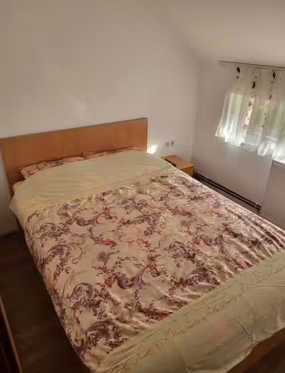 Cameră matrimonială luminoasă cu vedere spre natură la Casa Ema & Sofi Cameră matrimonială luminoasă cu vedere spre natură la Casa Ema & Sofi