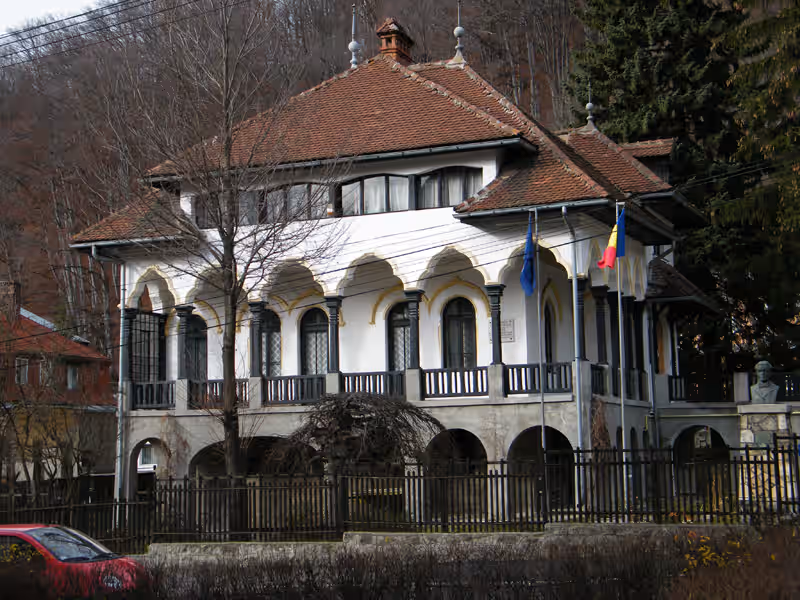 Vila Cezar Petrescu din Bușteni cu acoperiș de țiglă și balcoane cu arcade Vila Cezar Petrescu din Bușteni cu acoperiș de țiglă și balcoane cu arcade