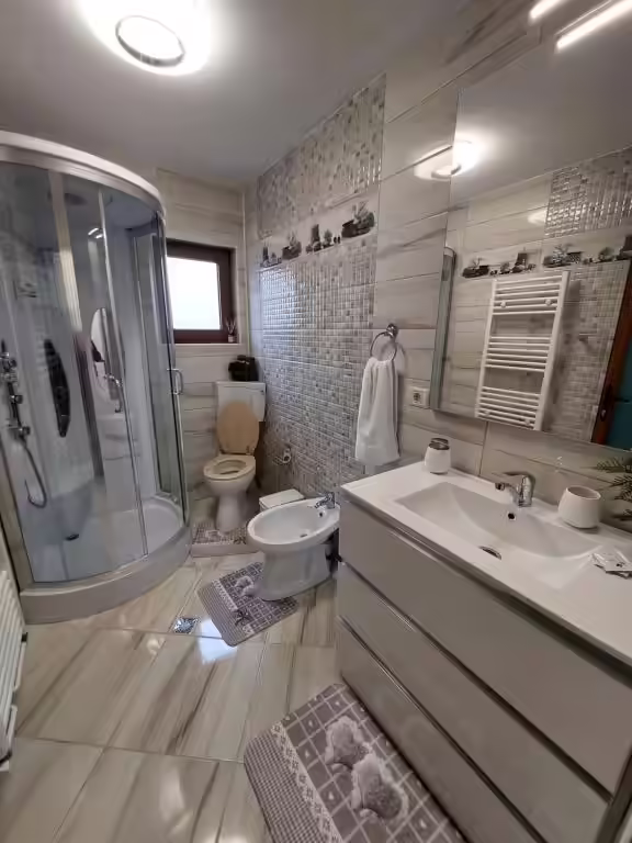 Baie privată cu duș și radiator de prosoape la Maria's Dream House