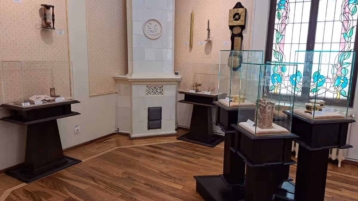 Vitrine cu ceasuri vechi și vitralii în Muzeul Ceasului Ploiești