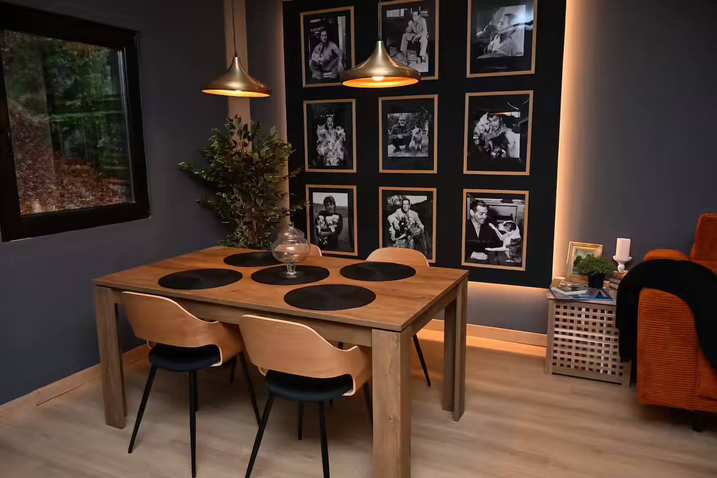 Sufragerie cu masă și decor cu tablouri la La Tulipe Noire