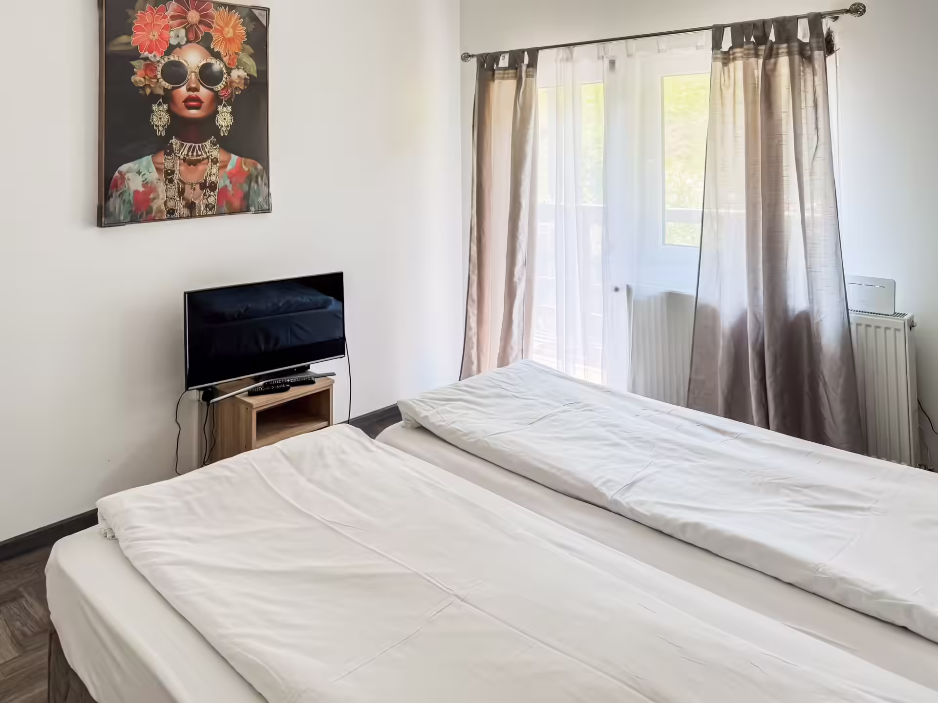 Dormitor cu TV și fereastră mare la Di&D House, Valea Jiului Dormitor cu TV și fereastră mare la Di&D House, Valea Jiului