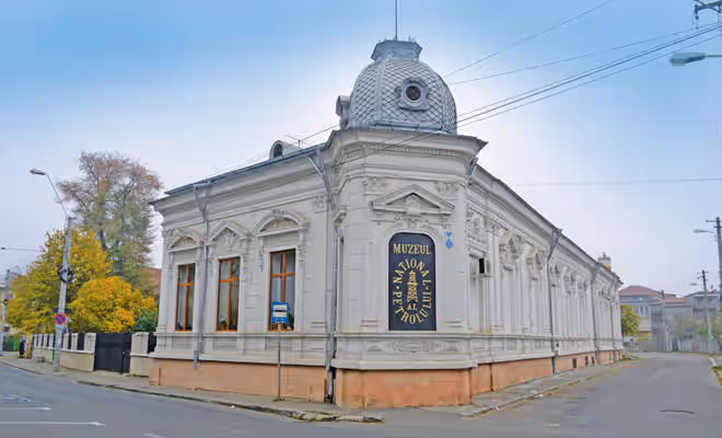 Clădirea istorică a Muzeului Național al Petrolului din Ploiești, toamna