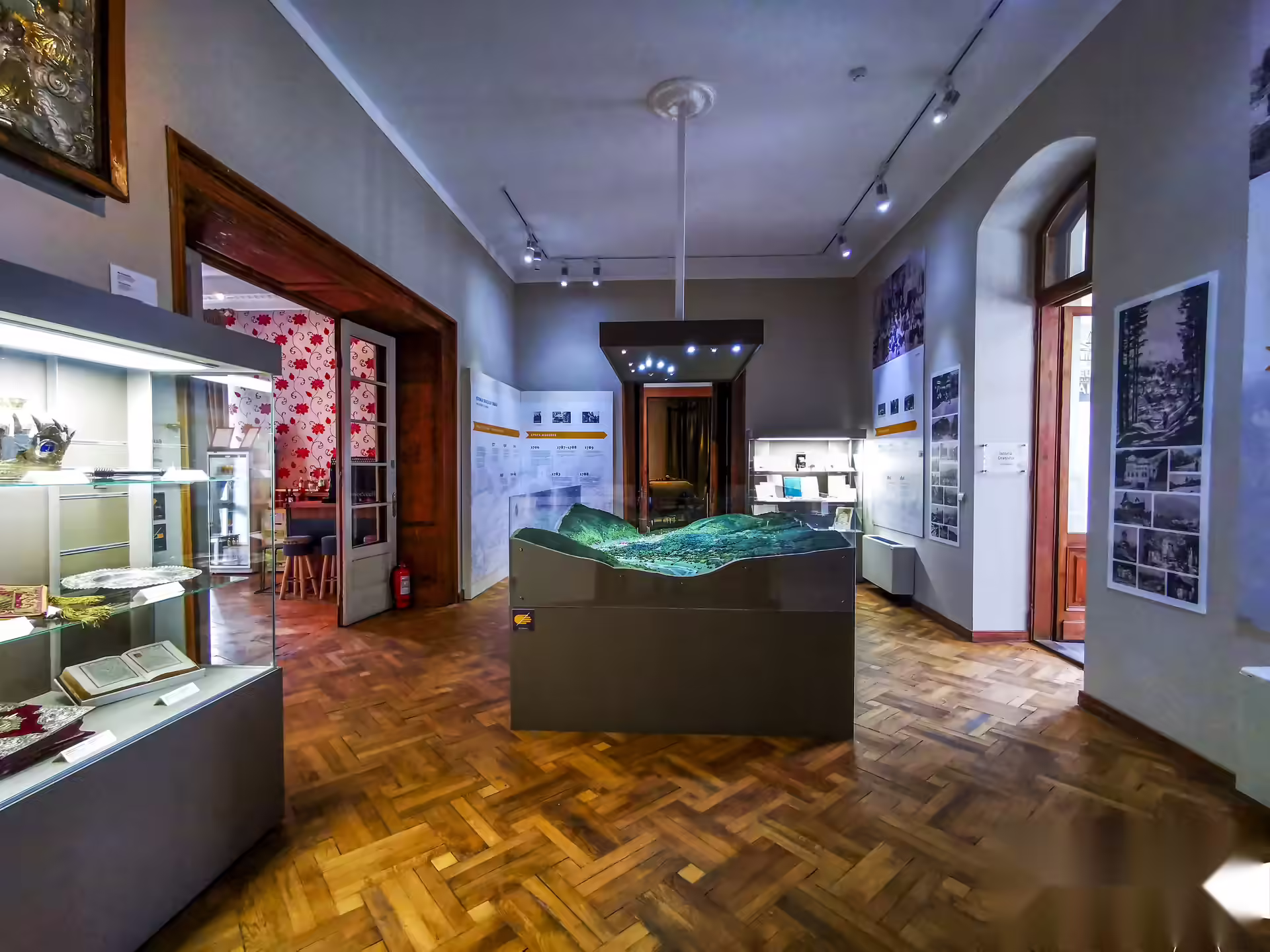 Sală de muzeu cu vitrine și machetă în Castelul Știrbey din Sinaia