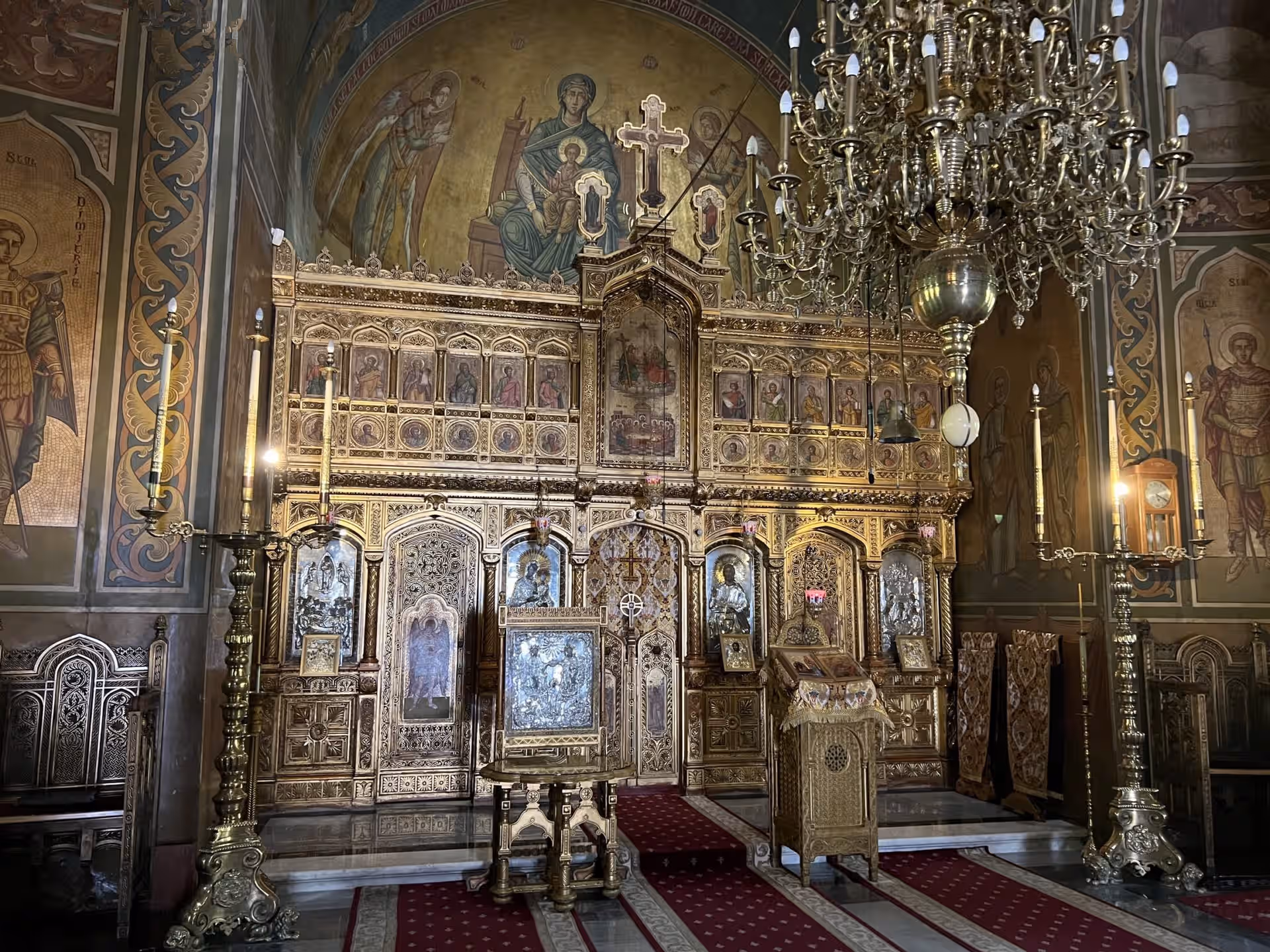 Catapeteasma aurită și candelabrul din Biserica Mare a Mănăstirii Sinaia