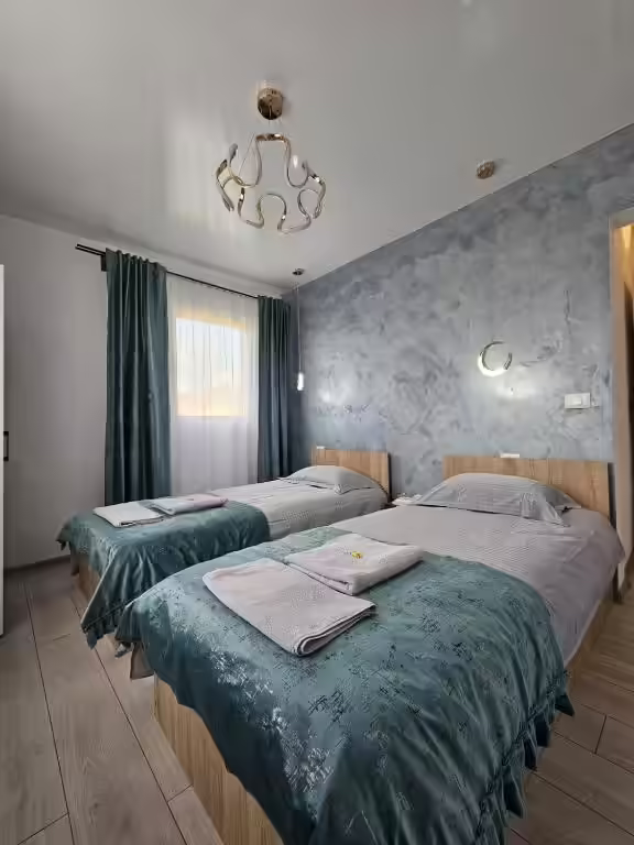 Dormitor twin cu lenjerie albă la Cabana Ursu, Lețcani Dormitor twin cu lenjerie albă la Cabana Ursu, Lețcani