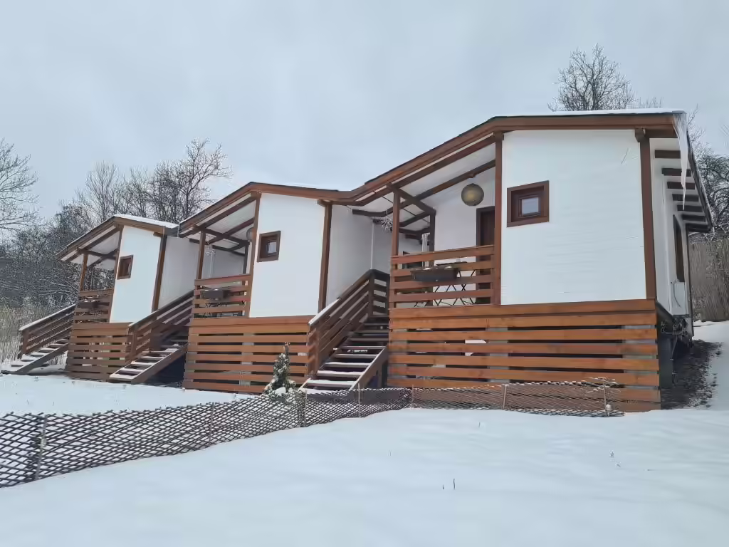 Căsuțele Flori Haus Saschiz iarna, pe zăpadă, județul Mureș Căsuțele Flori Haus Saschiz iarna, pe zăpadă, județul Mureș