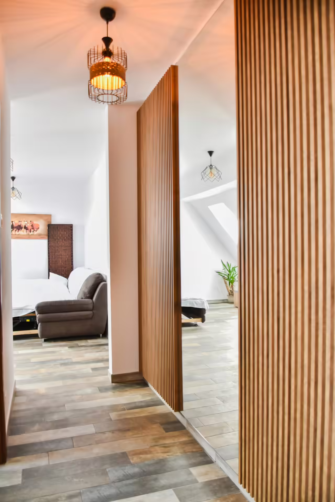Interior cu perete din lamele de lemn și iluminat ambiental la Berg House 31 Interior cu perete din lamele de lemn și iluminat ambiental la Berg House 31
