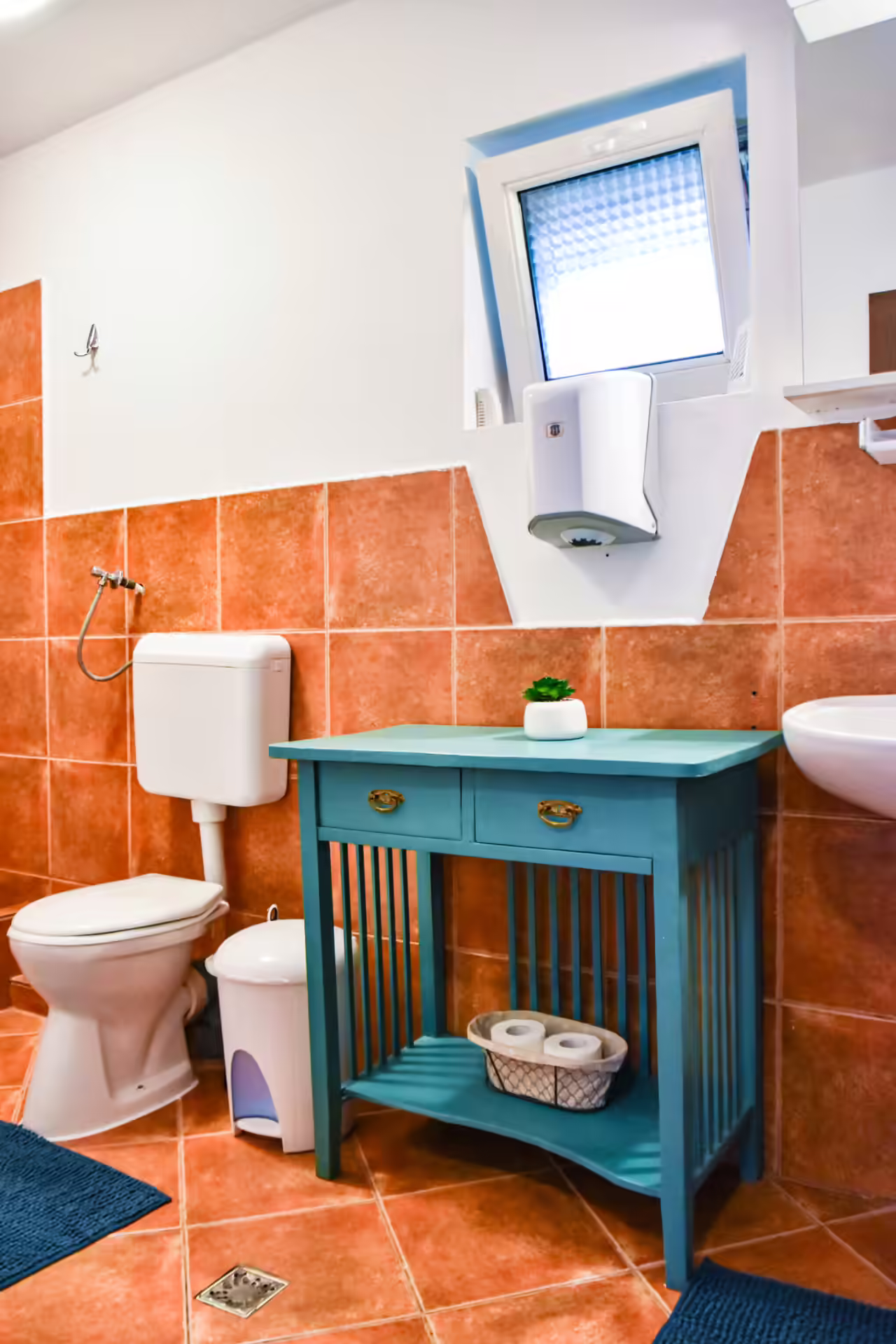 Baie cu lavoar turcoaz și oglindă la Casa Georgea