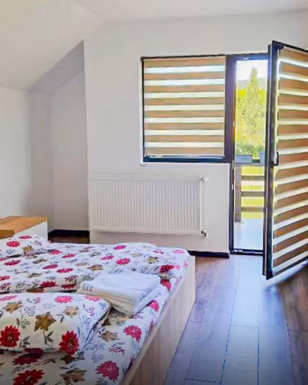 Dormitor cu acces la balcon la Casa Florus, Valea Izei Dormitor cu acces la balcon la Casa Florus, Valea Izei