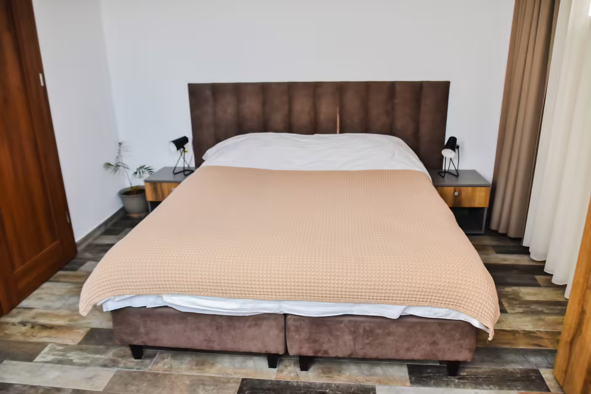 Dormitor la mansardă cu pat dublu și perete placat cu lemn la Berg House 31 Dormitor la mansardă cu pat dublu și perete placat cu lemn la Berg House 31