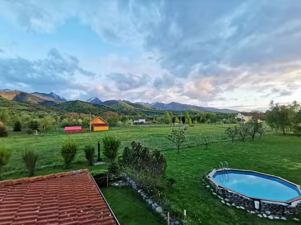 Cameră cu lenjerie florală și draperii portocalii la Ohana Boutique Hotel