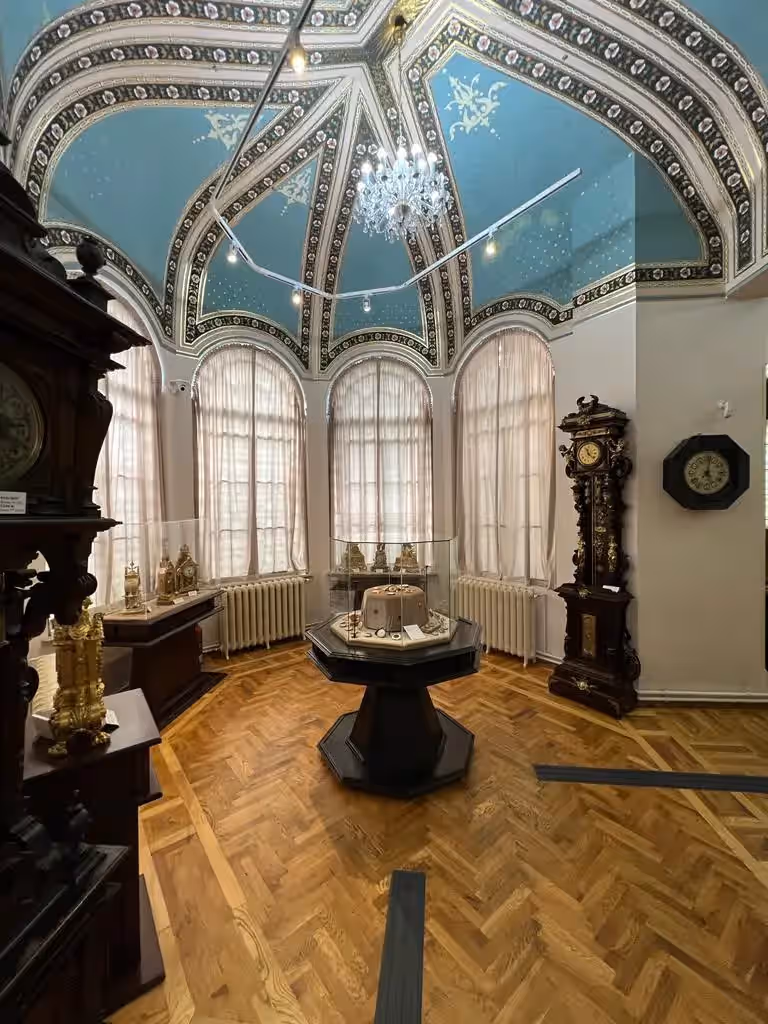 Sala cu tavan pictat și ceasuri istorice în Muzeul Ceasului Ploiești