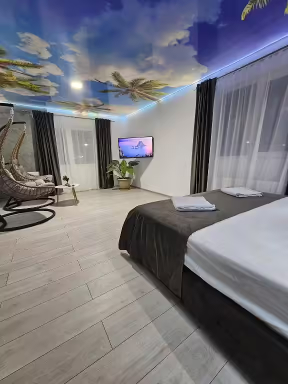 Dormitor cu TV și fotoliu suspendat la Cabana Ursu, Lețcani Dormitor cu TV și fotoliu suspendat la Cabana Ursu, Lețcani