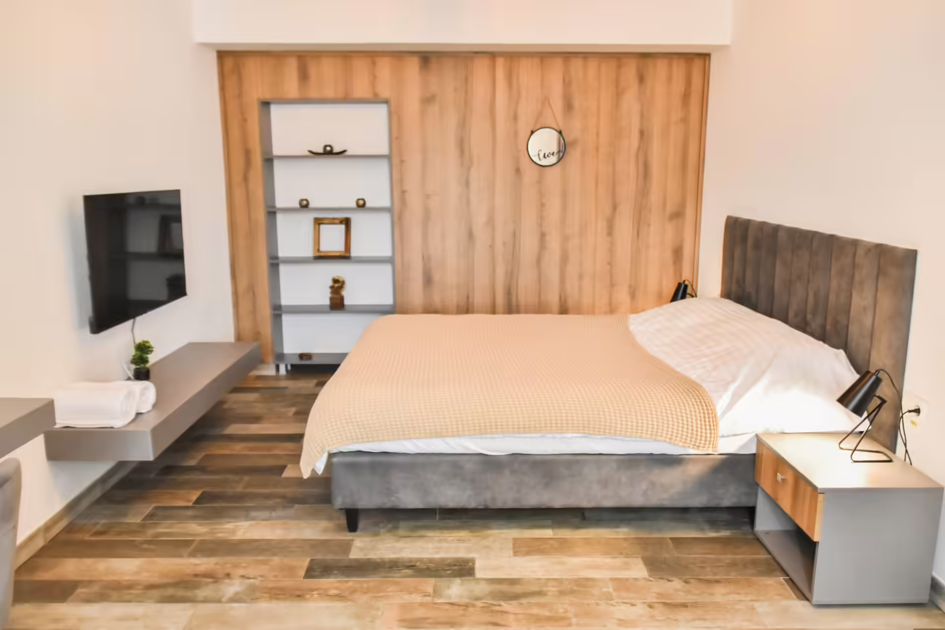 Living cu canapea gri, televizor și comodă din lemn la Berg House 31 Săcele Living cu canapea gri, televizor și comodă din lemn la Berg House 31 Săcele