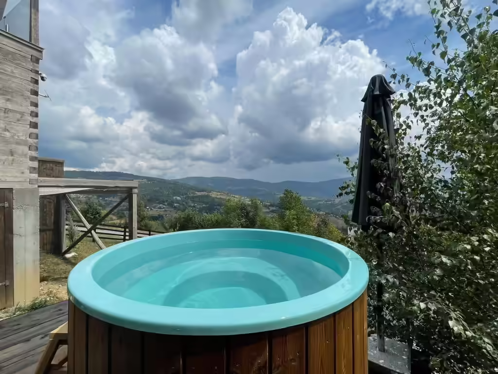 Ciubăr încălzit pe terasa cu vedere spre munți de la La Noi La Munte, Mătișești Ciubăr încălzit pe terasa cu vedere spre munți de la La Noi La Munte, Mătișești
