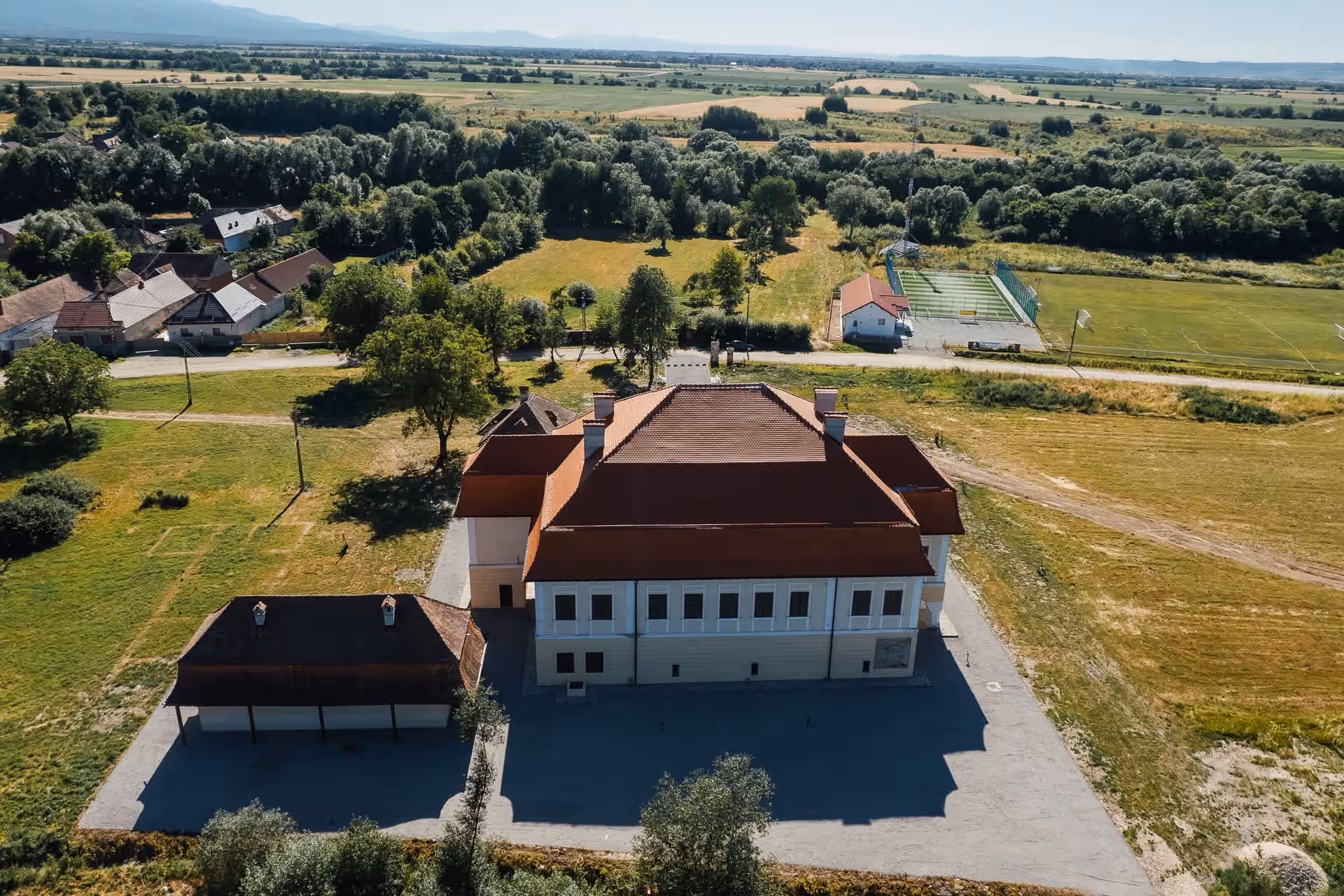 Vedere aeriană asupra Castelului Brâncoveanu și a satului Sâmbăta de Sus
