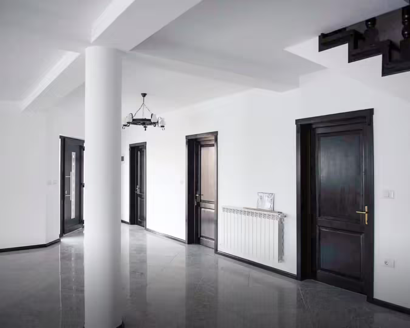 Hol spațios cu acces spre camere la Casa Florus Hol spațios cu acces spre camere la Casa Florus