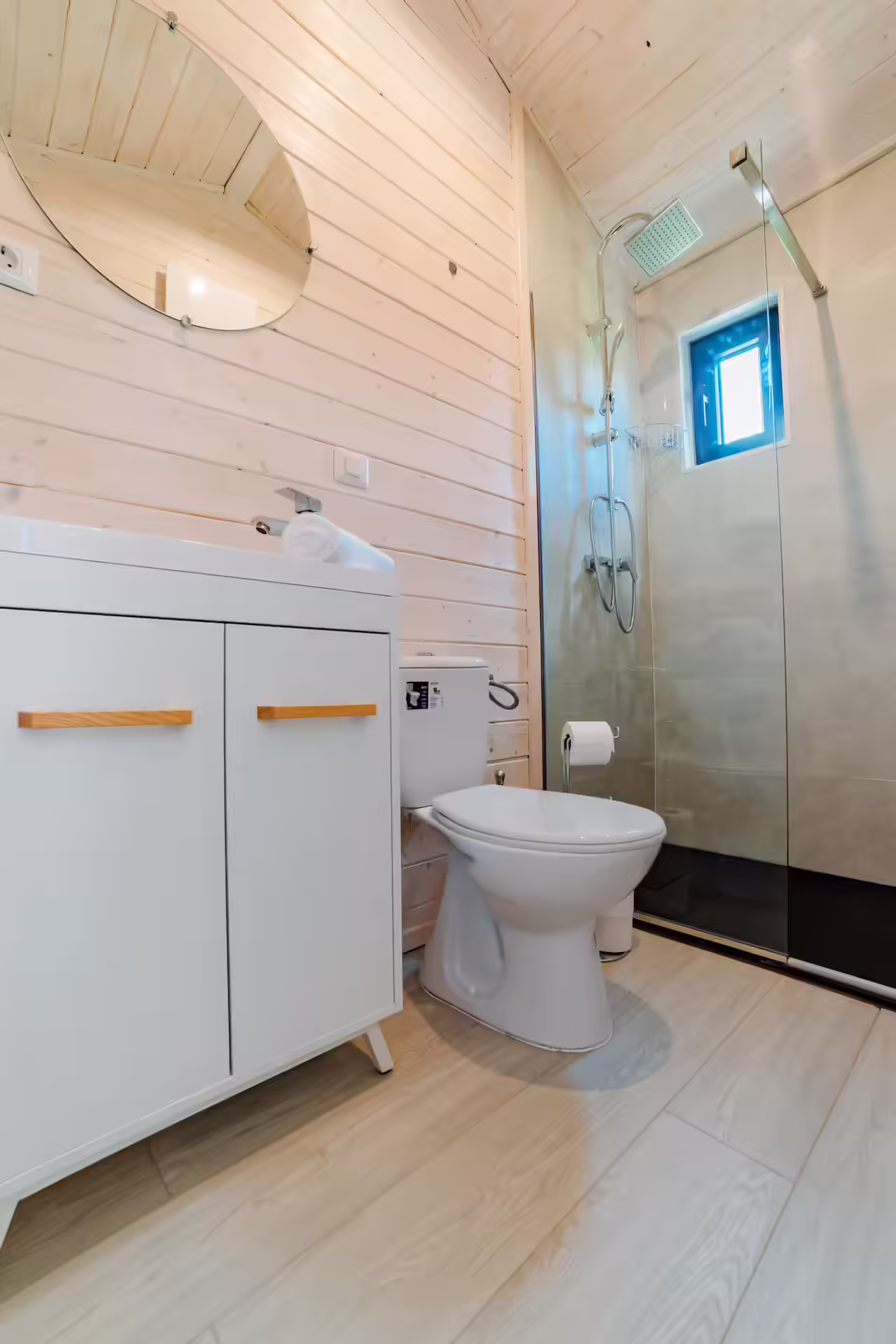 Baie proprie luminoasă în cabana SkyAtlas Hideaway, comuna Bran Baie proprie luminoasă în cabana SkyAtlas Hideaway, comuna Bran