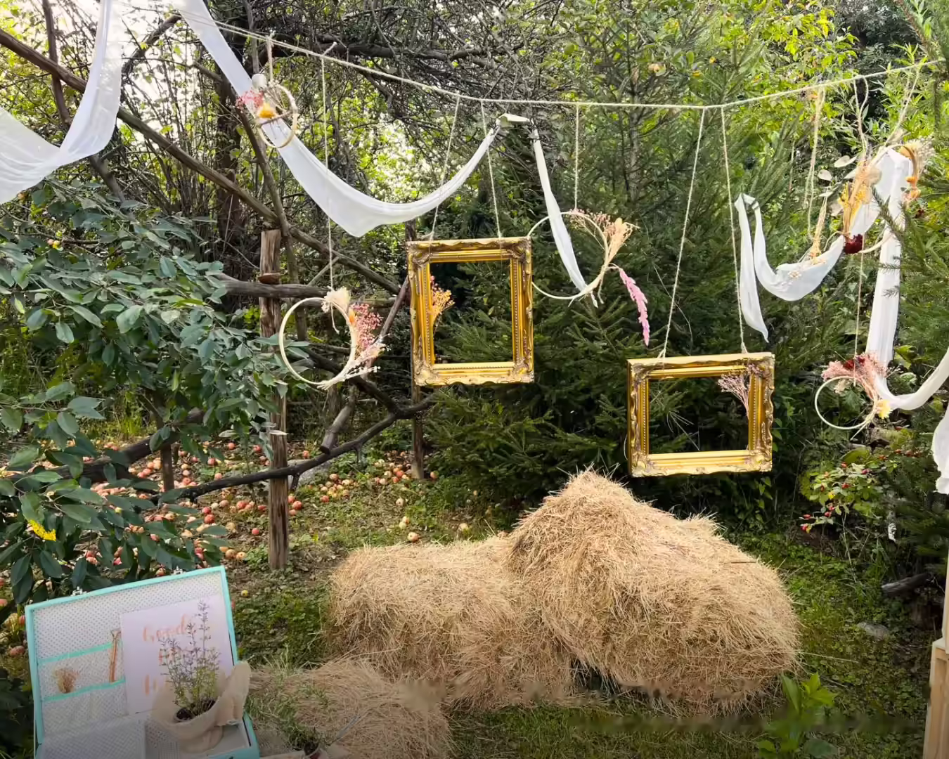 Decor rustic pentru evenimente în grădina Pensiunii Ana din Viștișoara Decor rustic pentru evenimente în grădina Pensiunii Ana din Viștișoara