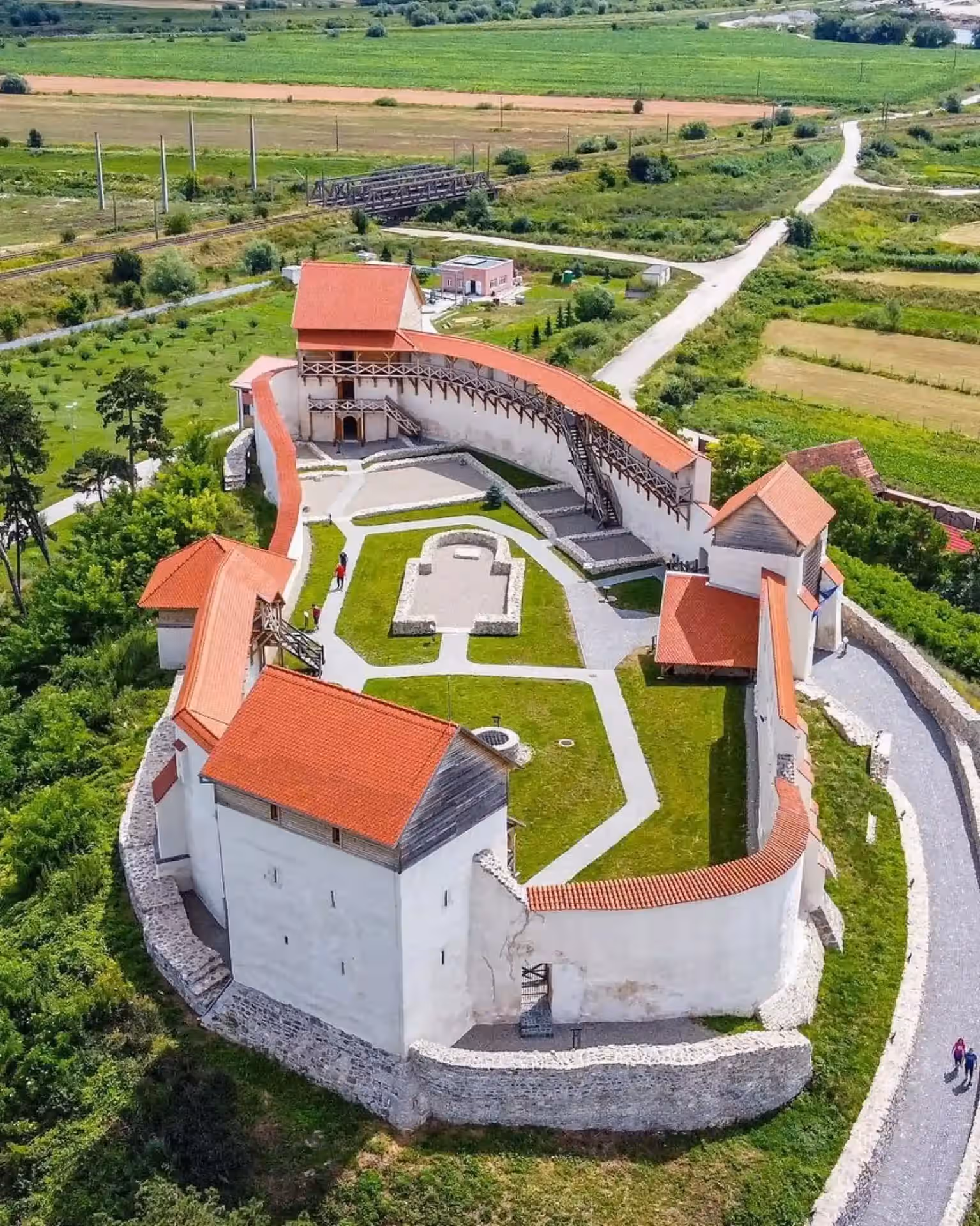 Vedere aeriană a Cetății Feldioara și a câmpiilor din jur Vedere aeriană a Cetății Feldioara și a câmpiilor din jur