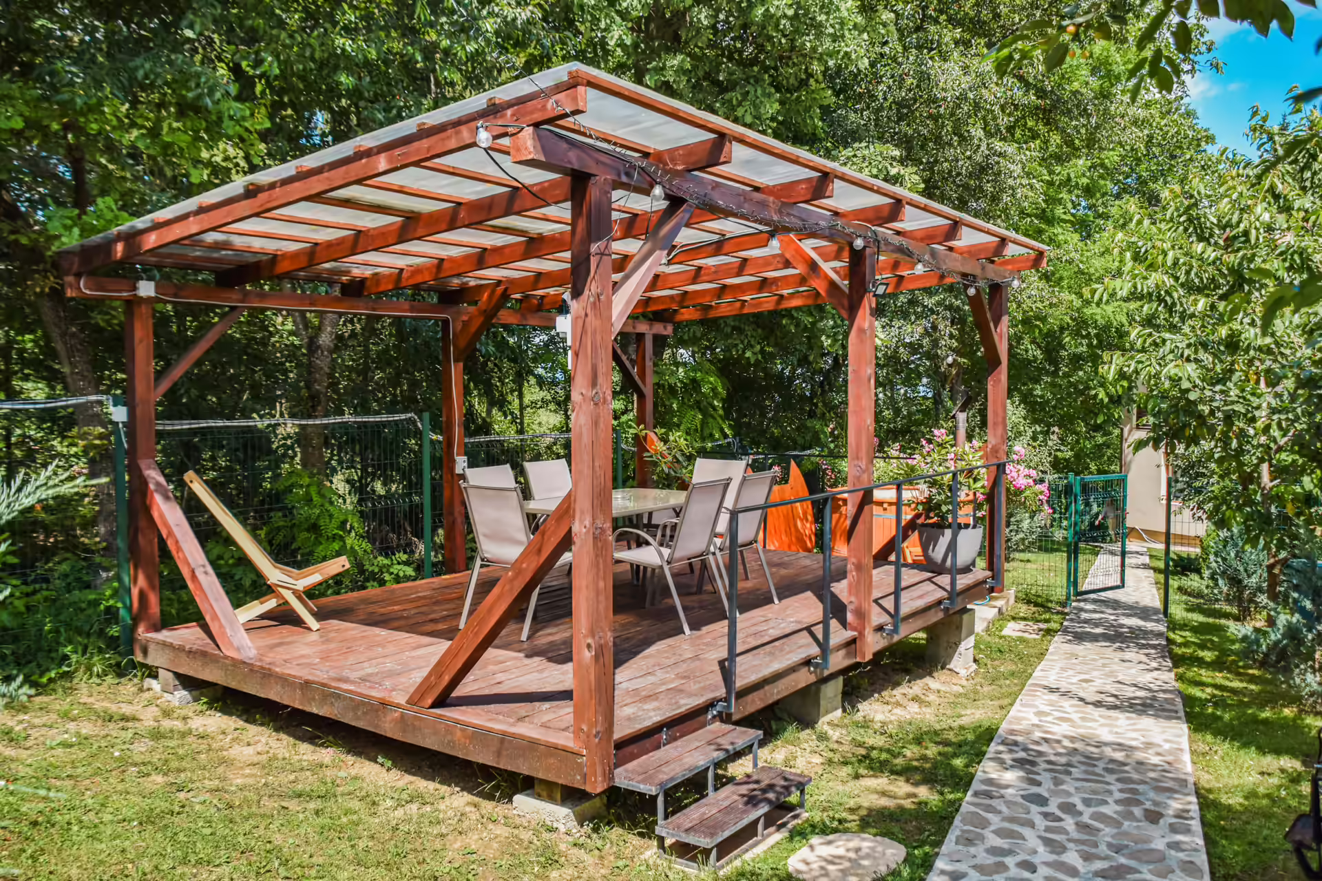 Foișor din lemn cu zonă de grătar în curtea Silver Bungalow