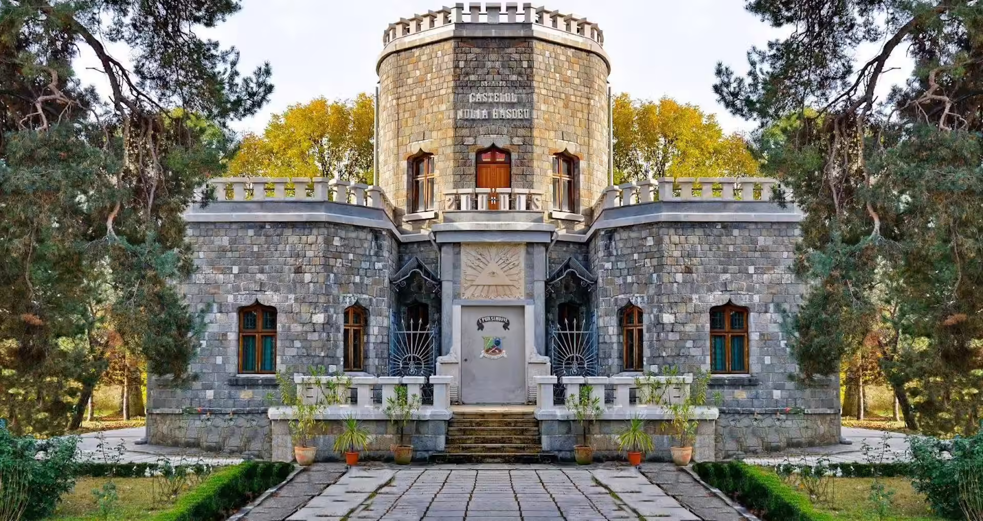 Castelul Iulia Hasdeu din Câmpina, fațada din piatră cu turnul central Castelul Iulia Hasdeu din Câmpina, fațada din piatră cu turnul central