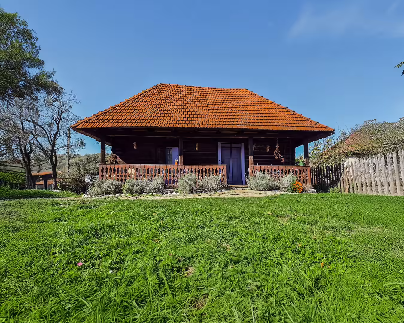 Exteriorul Casei cu Lavandă din Petroșani, la poalele Munților Parâng Exteriorul Casei cu Lavandă din Petroșani, la poalele Munților Parâng
