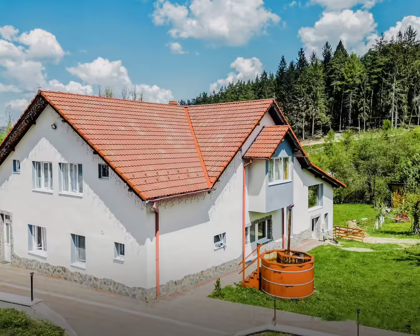 Cabana La Bontu și curtea verde generoasă din Covasna Cabana La Bontu și curtea verde generoasă din Covasna