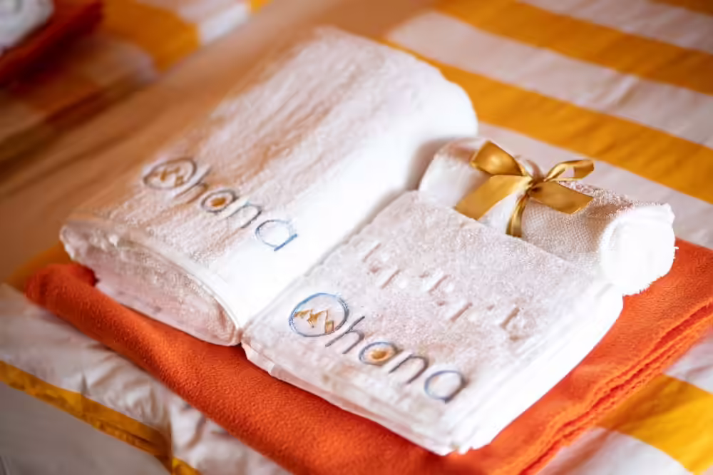 Prosoape brodate cu logo-ul pensiunii Ohana Boutique Hotel Viștișoara