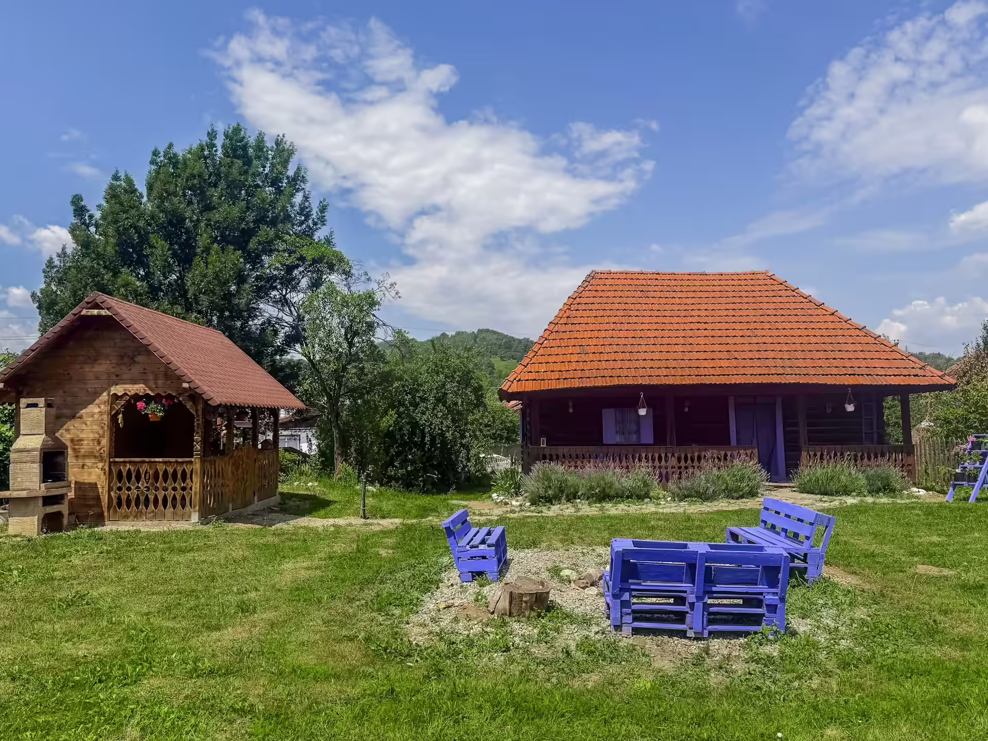 Curtea Casei cu Lavandă cu foișor și mobilier de exterior Curtea Casei cu Lavandă cu foișor și mobilier de exterior