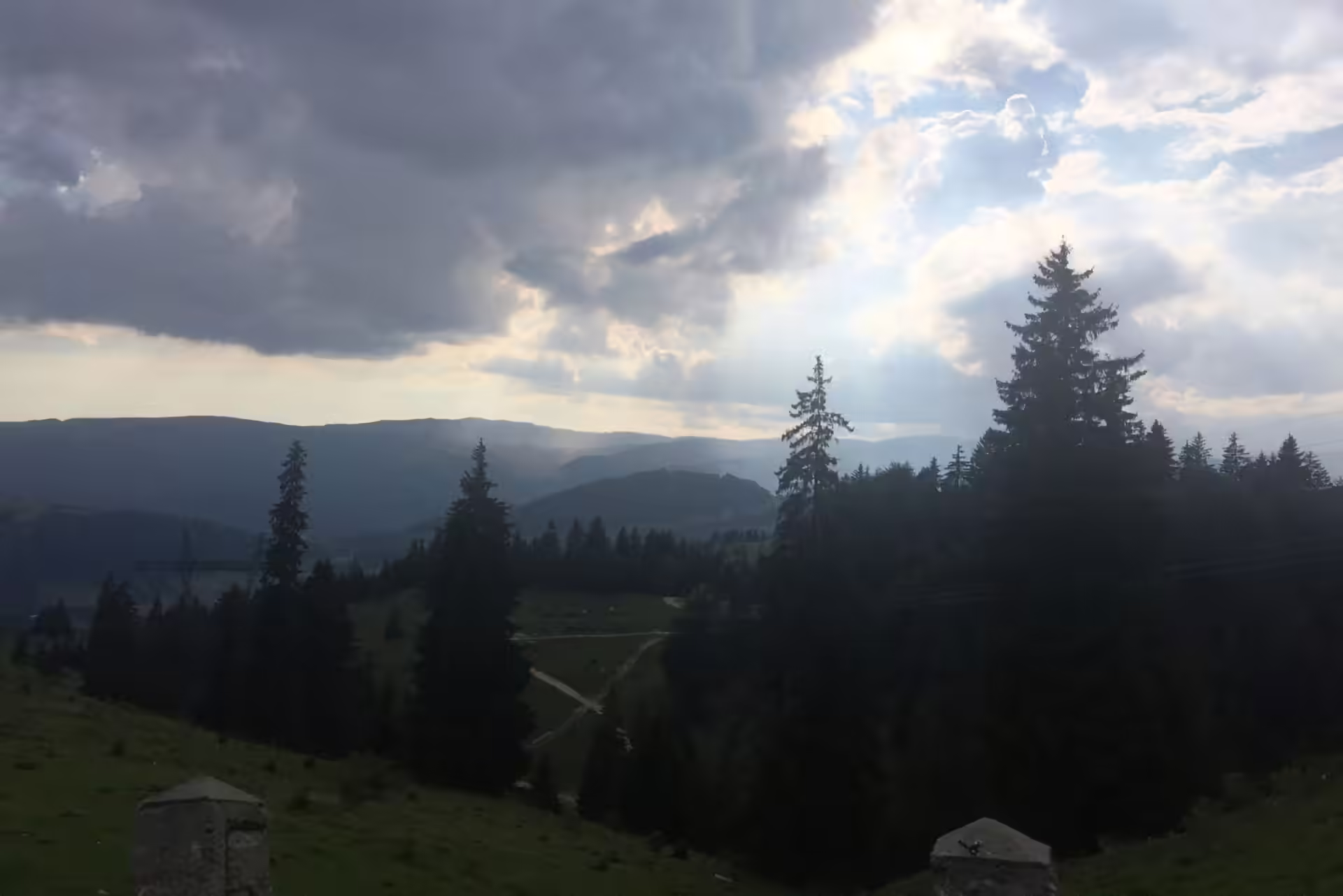 Peisaj montan în amurg în zona Sătic, Rucăr, aproape de Casa Haiducilor Peisaj montan în amurg în zona Sătic, Rucăr, aproape de Casa Haiducilor